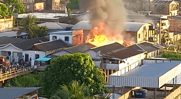VÍDEOS: Incêndio se alastra e destrói três casas em Tefé
