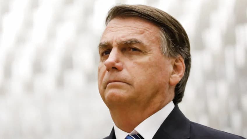 &#8220;Querem fabricar escândalo nas minhas costas&#8221;, diz Bolsonaro sobre investigação da PF sobre nova joia