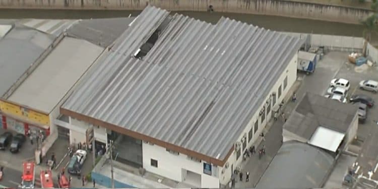 Teto desaba em Pronto-Socorro Infantil e deixa três feridos
