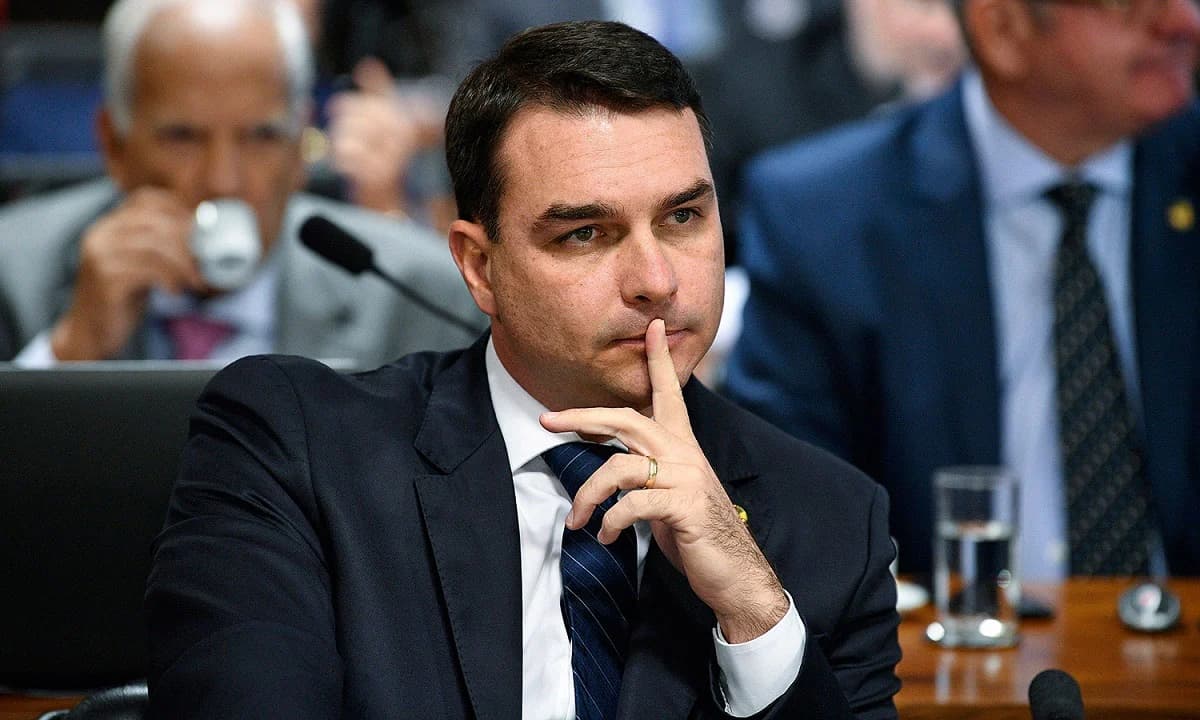 Senador Flávio Bolsonaro defende PEC da &#8220;privatização das praias&#8221; em meio a polêmica