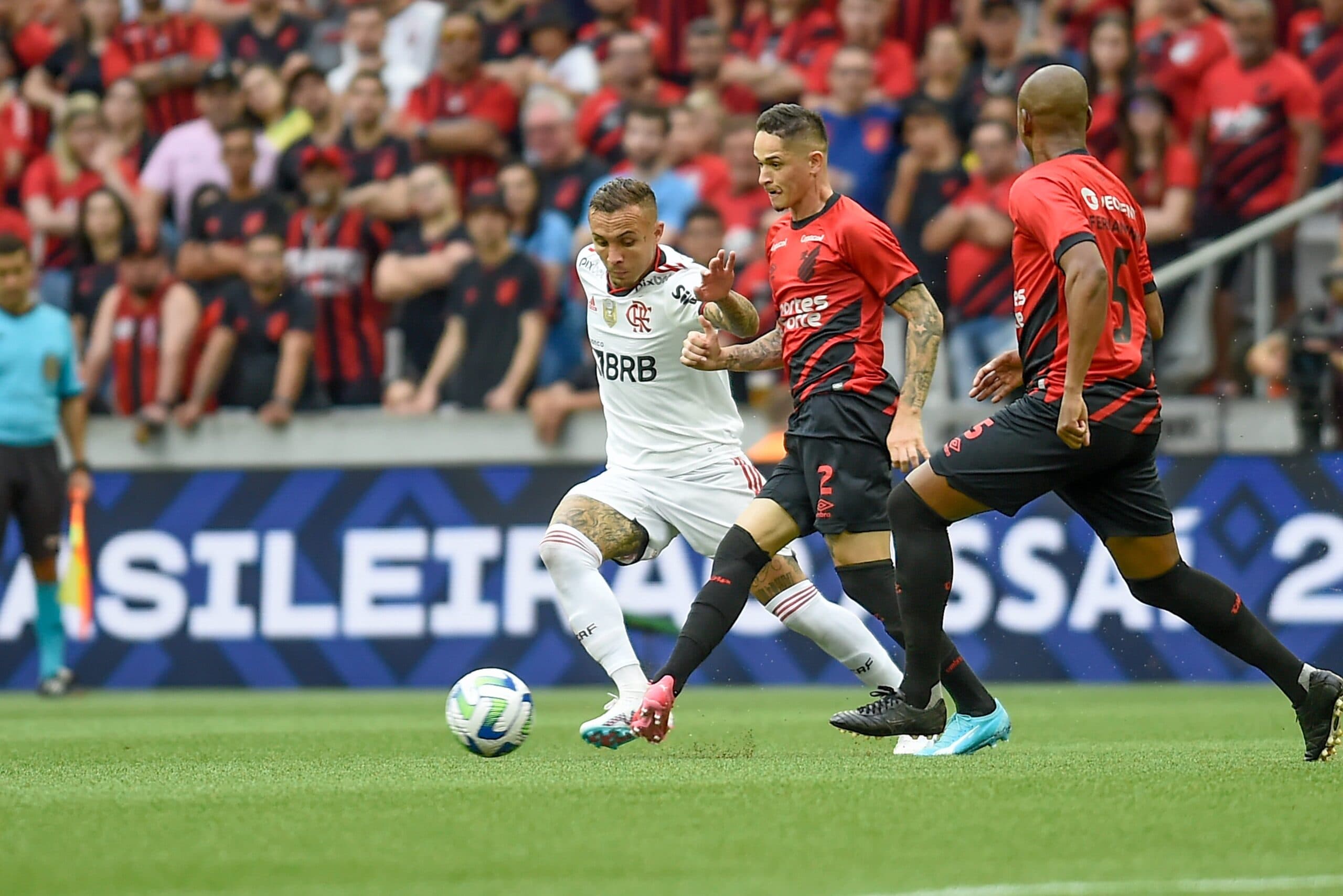 Flamengo sofre virada do Athletico-PR e perde 3ª seguida no Brasileirão