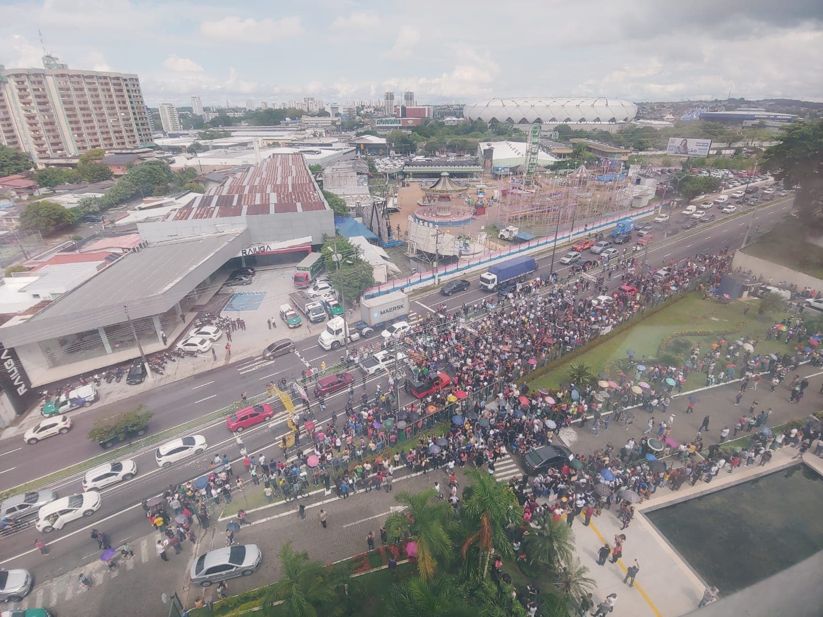 VÍDEO: Professores em greve no AM são alvos de bomba em manifestação