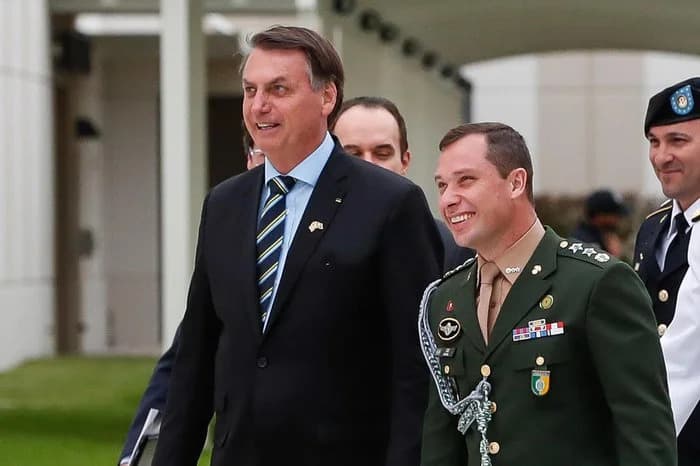PF diz que ex-ajudante conseguiu certificado de vacinação um ano antes de Bolsonaro