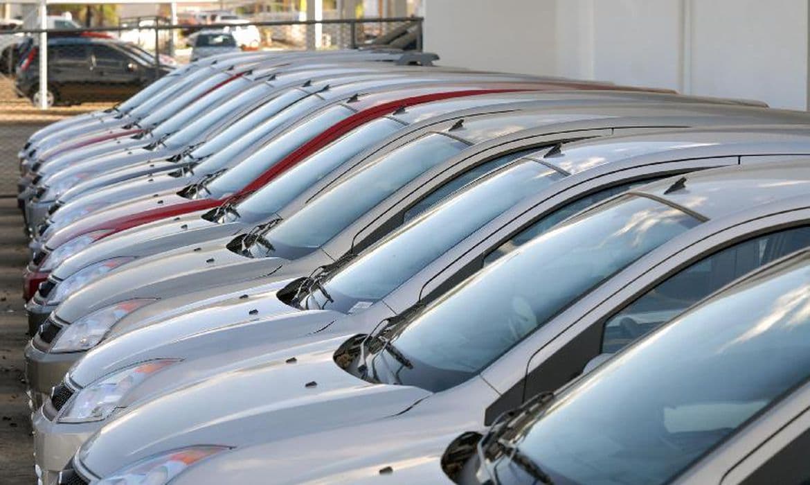 Governo anuncia programa para facilitar compra de carros populares