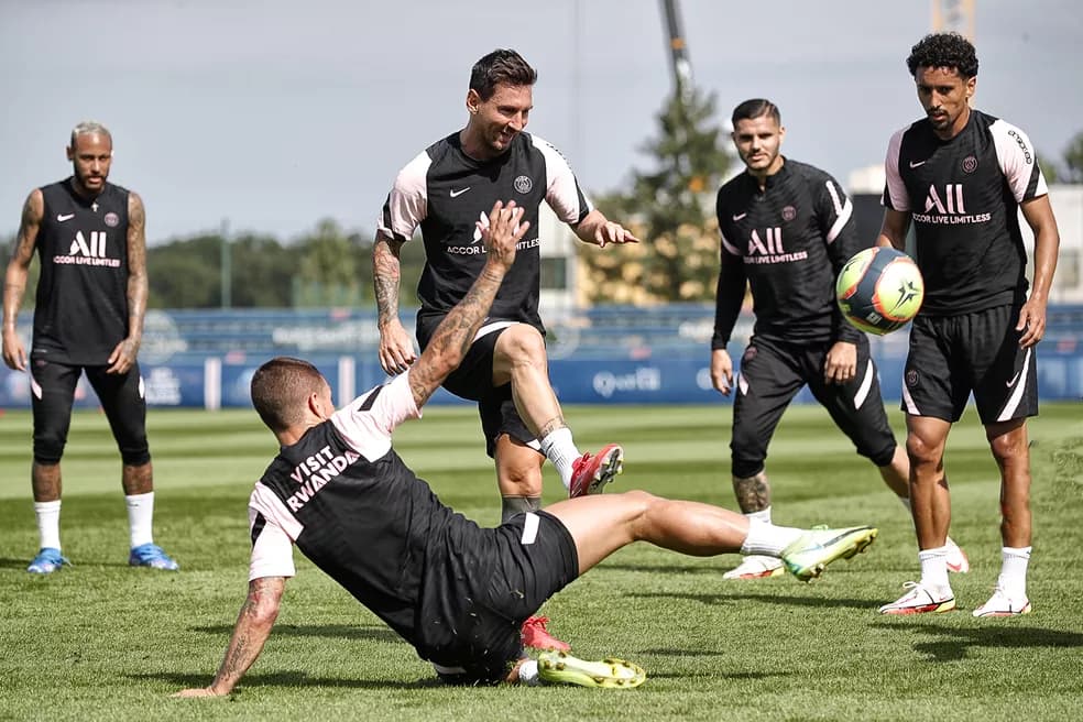 Messi volta a treinar após punição do PSG por viagem