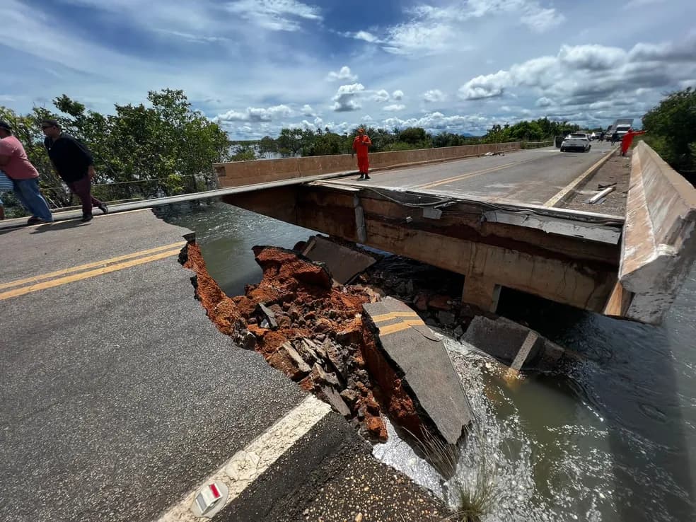 VÍDEO: Ponte na BR-174 rompe e deixa três pessoas feridas