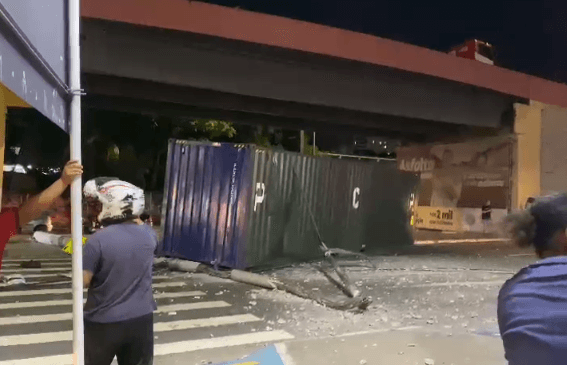 AGORA: Contêiner solta de carreta e cai de viaduto em Manaus; assista vídeos