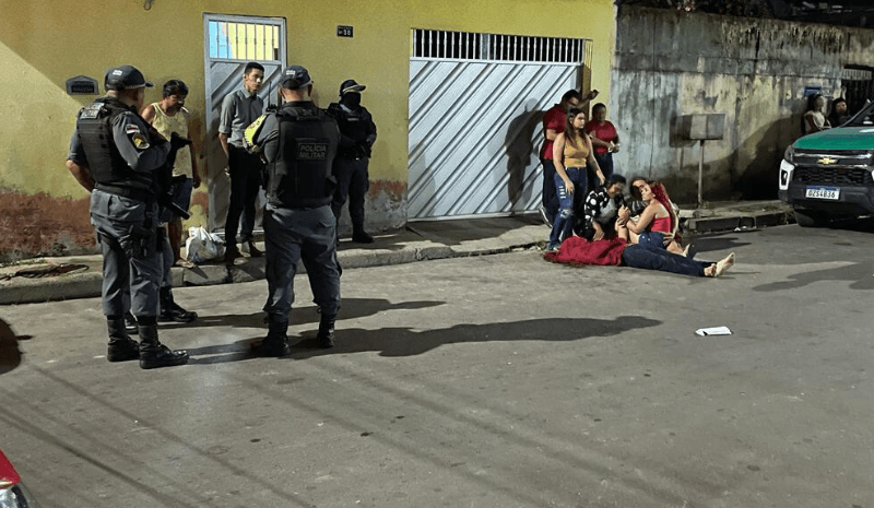 VÍDEO: Homem é executado a &#8220;sangue frio&#8221; por criminosos e vizinhos filmam tudo, em Manaus