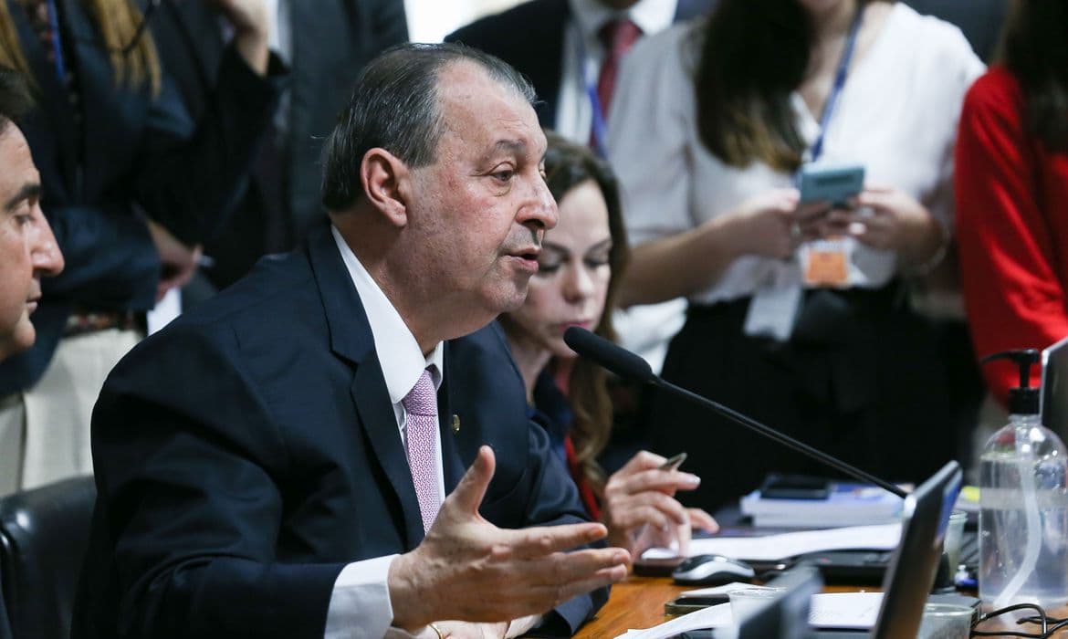 &#8220;Narcotráfico emprega mais que prefeituras no AM&#8221;, diz Omar Aziz