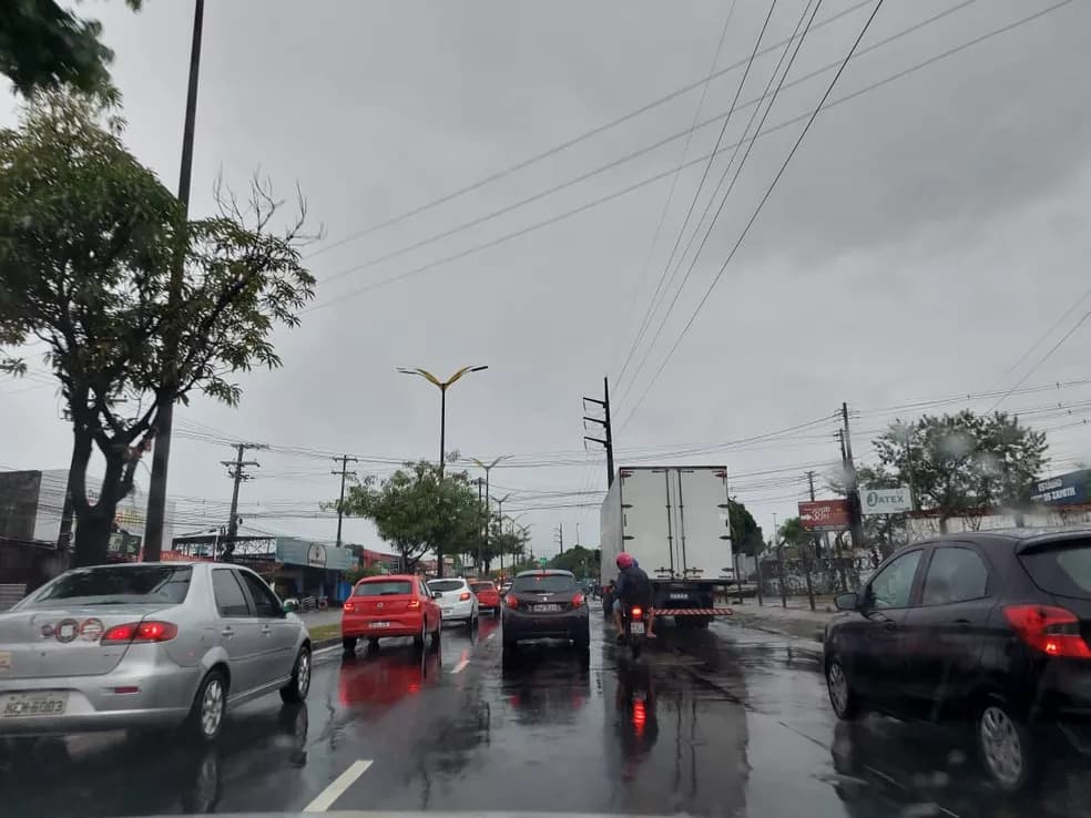 Manaus amanhece sob forte chuva nesta terça, 13/02; Defesa Civil emite alerta