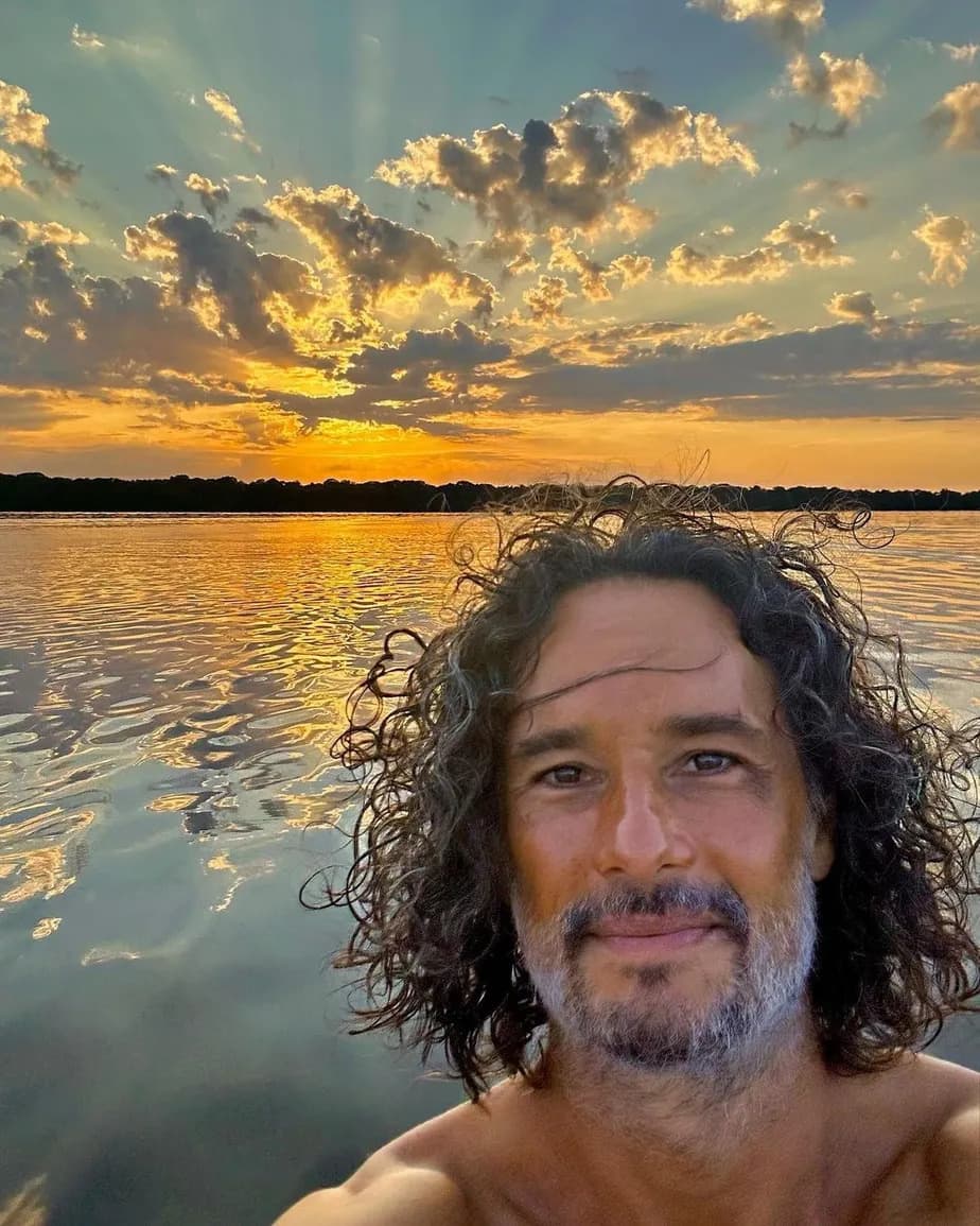 Rodrigo Santoro posta fotos no Rio Negro em visita ao AM