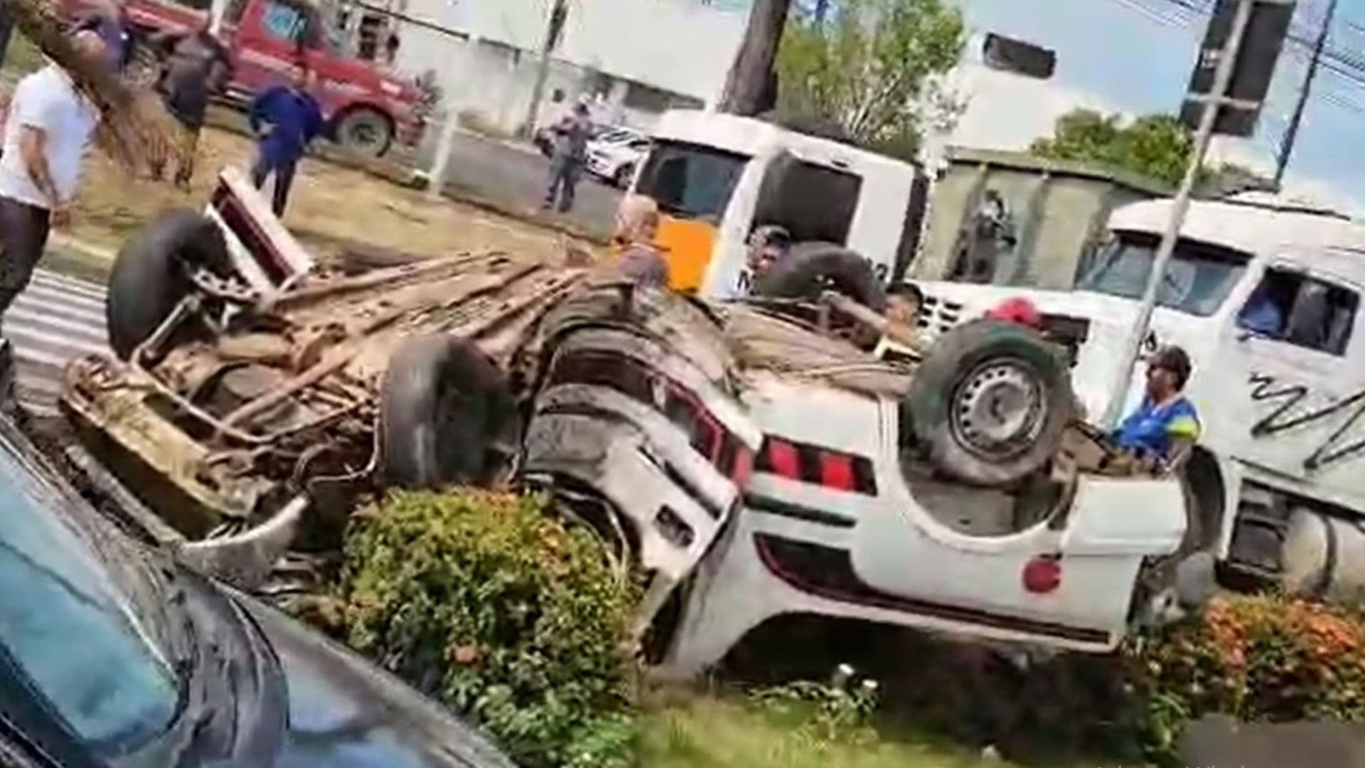 VÍDEO: Carro capota e quase &#8220;parte ao meio&#8221; em colisão com árvore, em Manaus