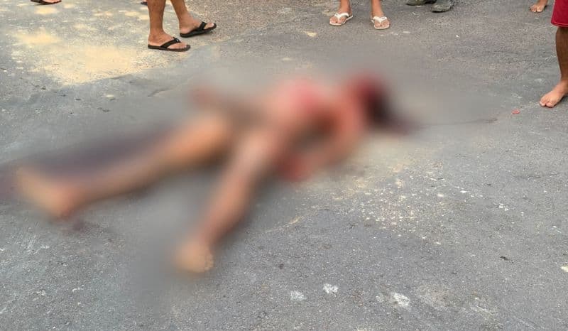 VÍDEO: criminosos deixam recado após matarem homem a tiros, em Manaus