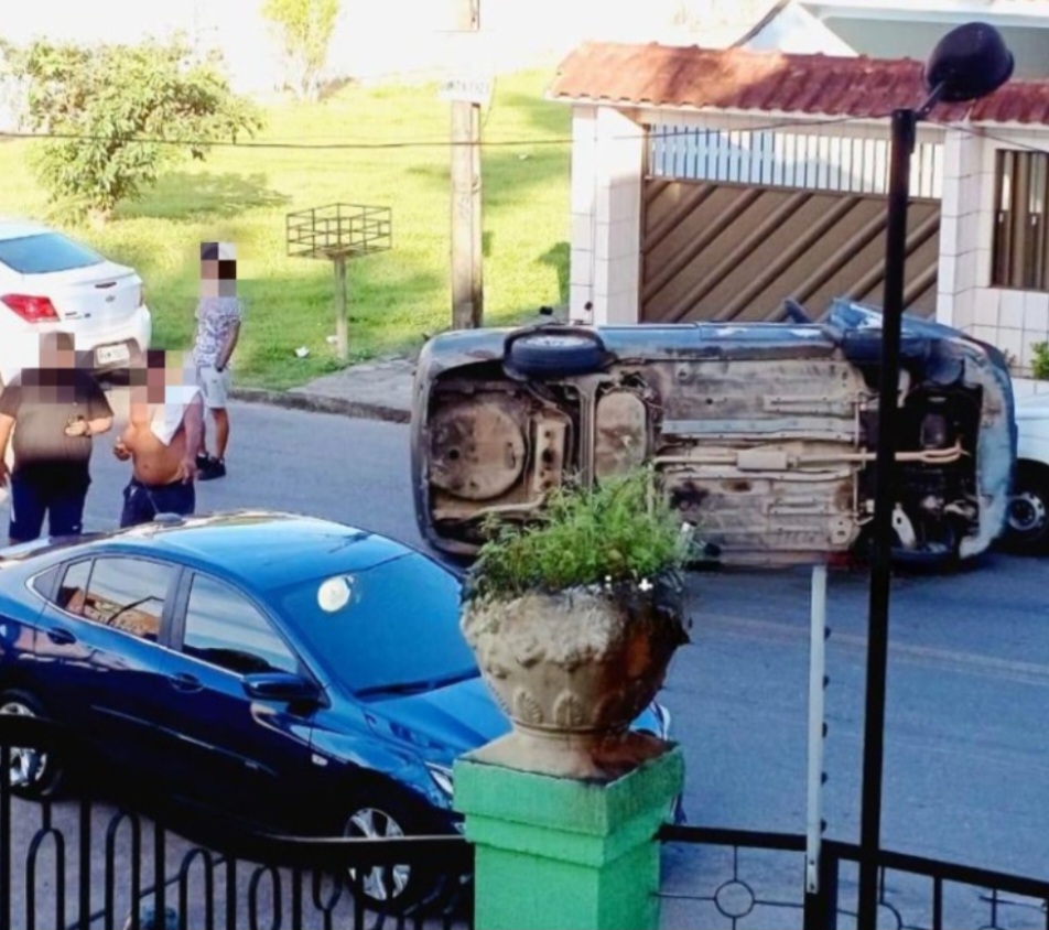 Carro capota após colisão no Campos Elísios, em Manaus