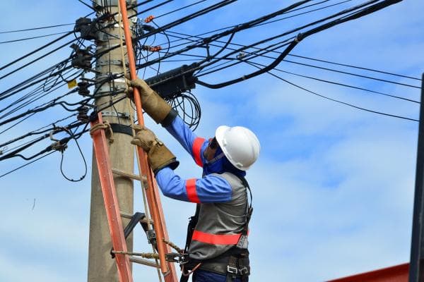 Bairros em Manaus e um ramal ficarão sem energia neste domingo, 29