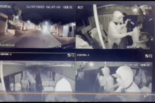 VÍDEO: momento em que micro-ônibus de rota do Distrito Industrial de Manaus é assaltado