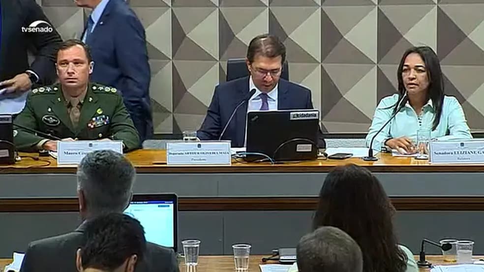 VEJA VÍDEO: Insinuação de &#8220;visita íntima&#8221; a Mauro Cid gera confusão na CPI