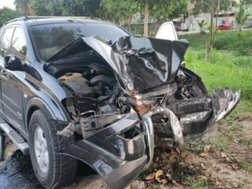 Motorista têm morte instantânea após invadir calçada e bater em árvore, em Manaus