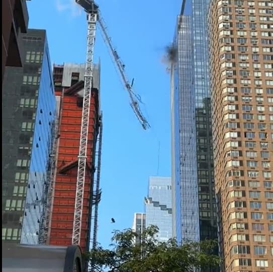 Vídeo: Guindaste despenca do topo de prédio e deixa dois feridos, em Nova York