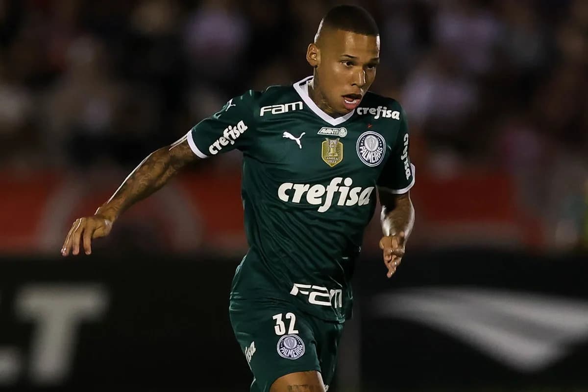 VÍDEO: Jogador do Palmeiras é exposto nas redes por garota de programa trans