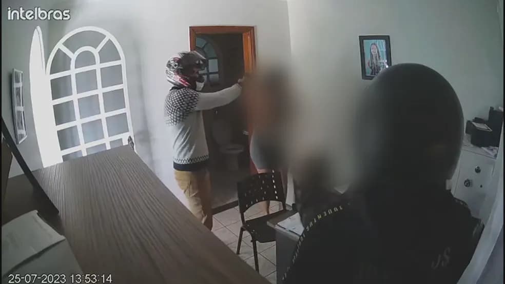 VÍDEO: &#8220;Vamos jogar um jogo&#8221;: suspeitos fazem &#8216;roleta-russa&#8217; durante assalto a família