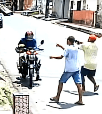 VÍDEO: Motociclista de app e passageiro são assaltados em Manaus