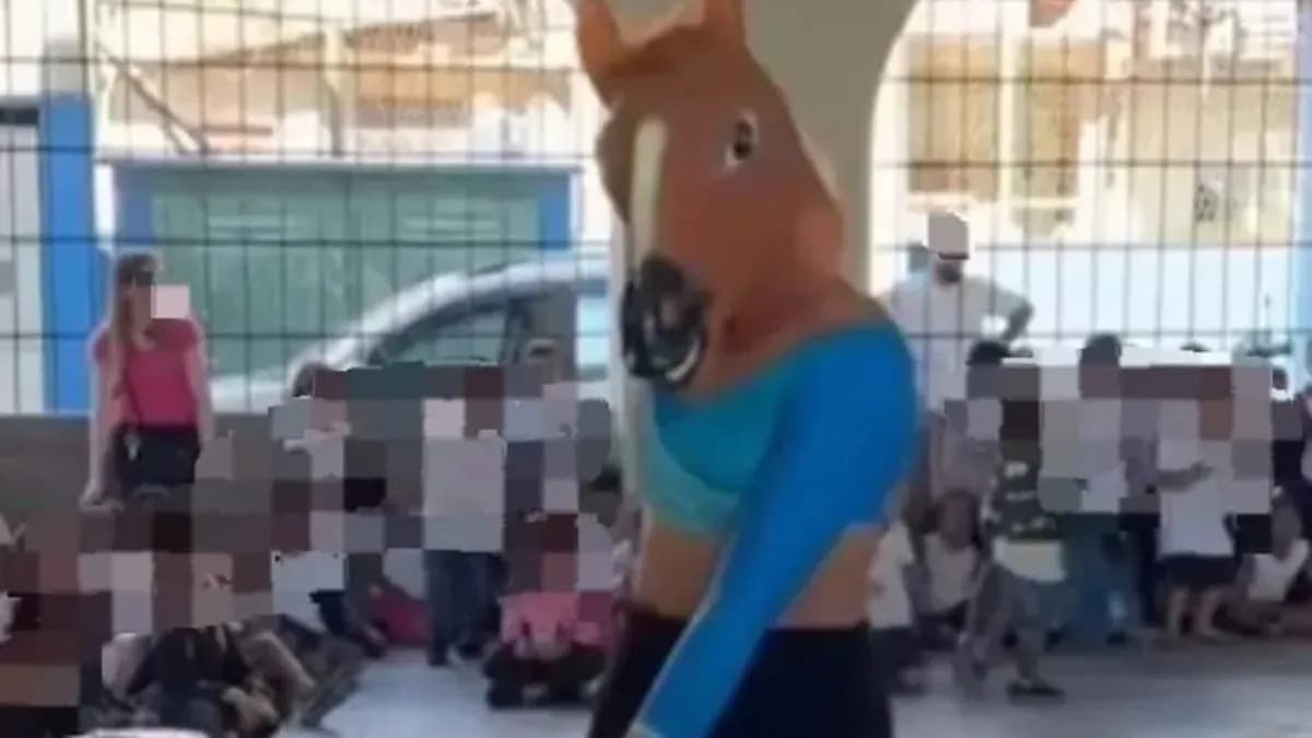 VÍDEO: Apresentação de &#8220;cavalo tarado&#8221; em escola infantil causa revolta