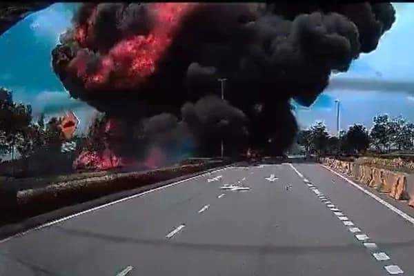 VÍDEO: Avião cai em rodovia e mata 10 pessoas na Malásia