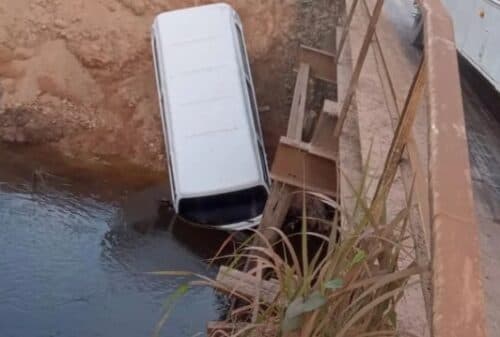 VÍDEO: Kombi cai em rio ao tentar atravessar ponte de madeira no AM