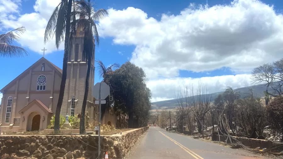 VÍDEO: Igreja histórica no Havaí sobrevive intacta após incêndio devastador
