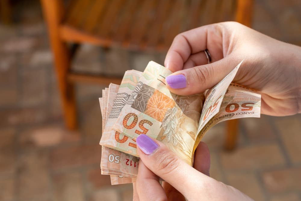 Governo prevê salário mínimo de R$ 1.502 para 2025: Alta de 6,3%