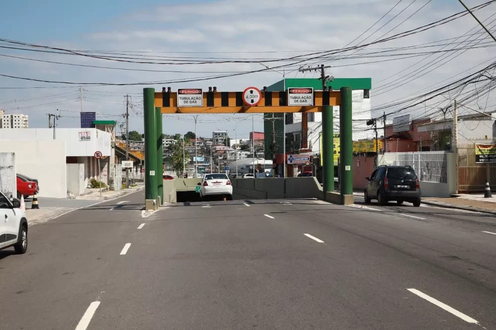Passagem subterrânea na Constantino Nery é interditada após novo acidente com carreta