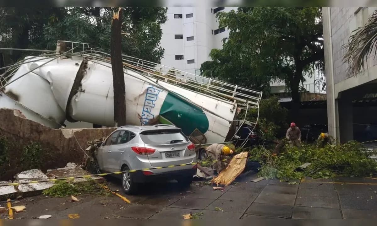 VÍDEO IMPRESSIONANTE: Caixa d&#8217;água desaba no Recife e atinge estacionamento