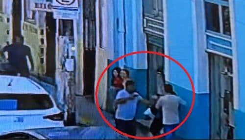VÍDEO: Dupla faz assalto &#8220;relâmpago&#8221; a homem e duas mulheres no Centro de Manaus