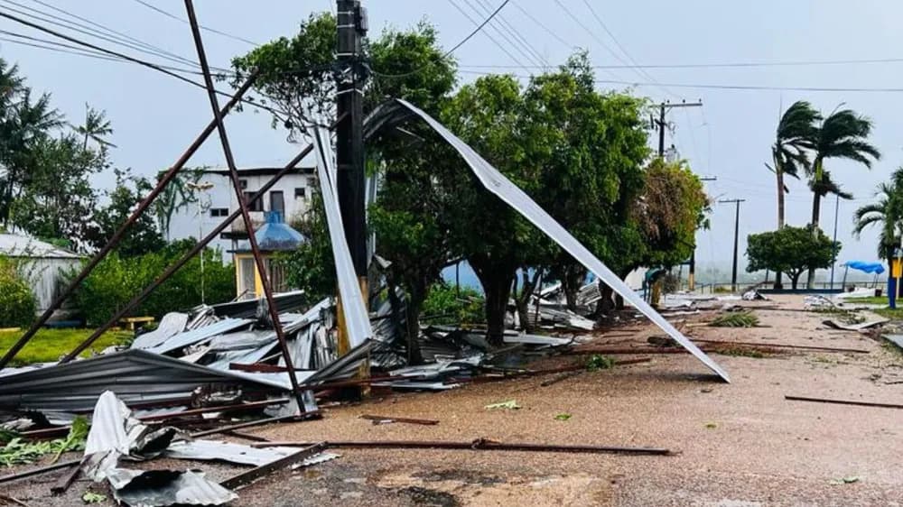 VÍDEO: Temporal destelha casas e deixa feridos em Juruá