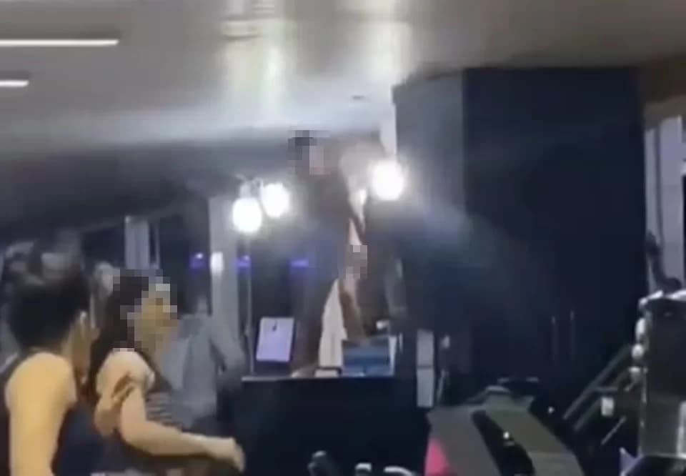 VÍDEO: Homem nu invade academia e acaba sendo agredido