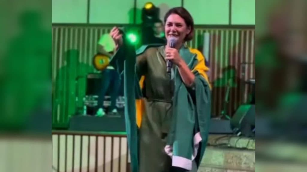 VÍDEO: Michelle Bolsonaro chora e diz &#8220;estamos sendo perseguidos&#8221; em culto