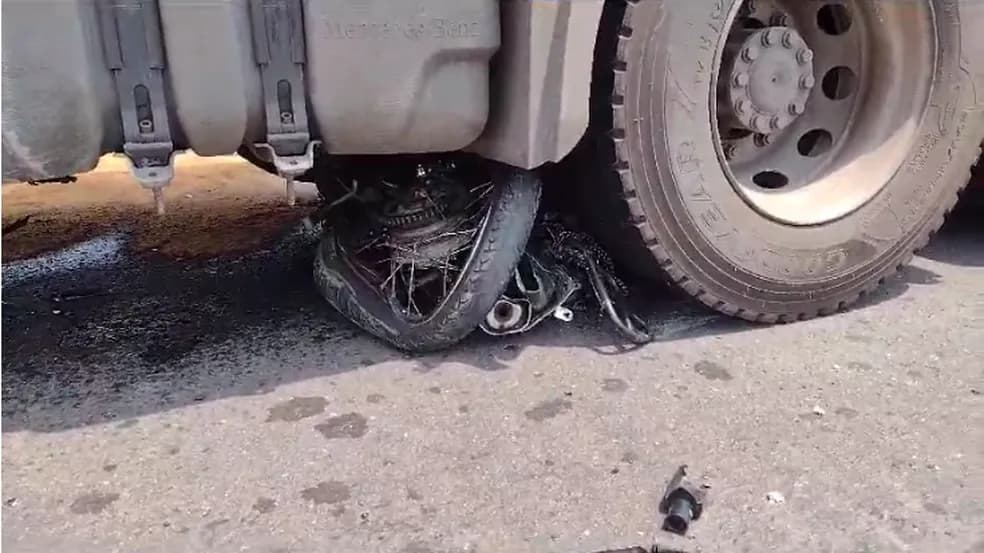 Moto é esmagada por roda de caminhão e motociclista morre, em Araguaína-TO