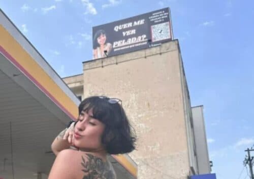 Mulher fatura R$ 5 mil em um dia com anúncio de nudes em outdoor: &#8220;Quer me ver pelada?&#8221;