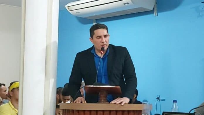 Em discurso ao reassumir Prefeitura de Borba, Simão Peixoto chama vice de &#8220;burro&#8221;