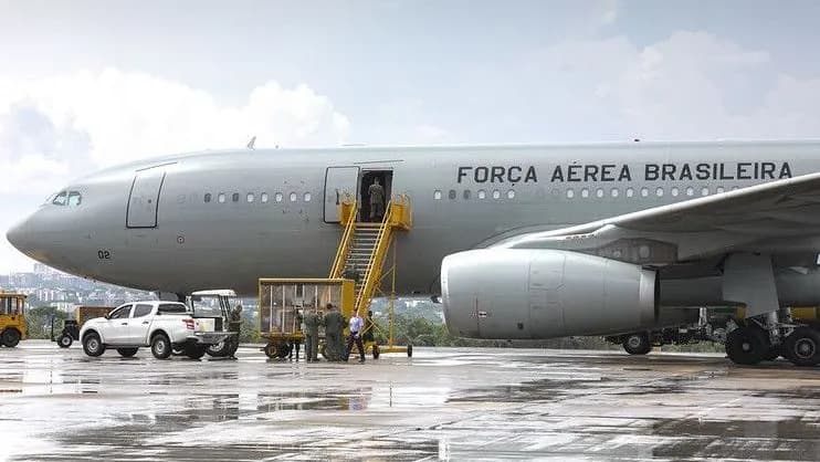 Segundo voo com brasileiros repatriados de Israel chega ao Rio de Janeiro