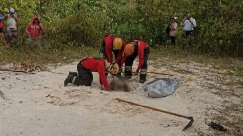 VÍDEO: Corpo é encontrado enterrado &#8220;em pé&#8221; dentro de cova rasa, em Manaus