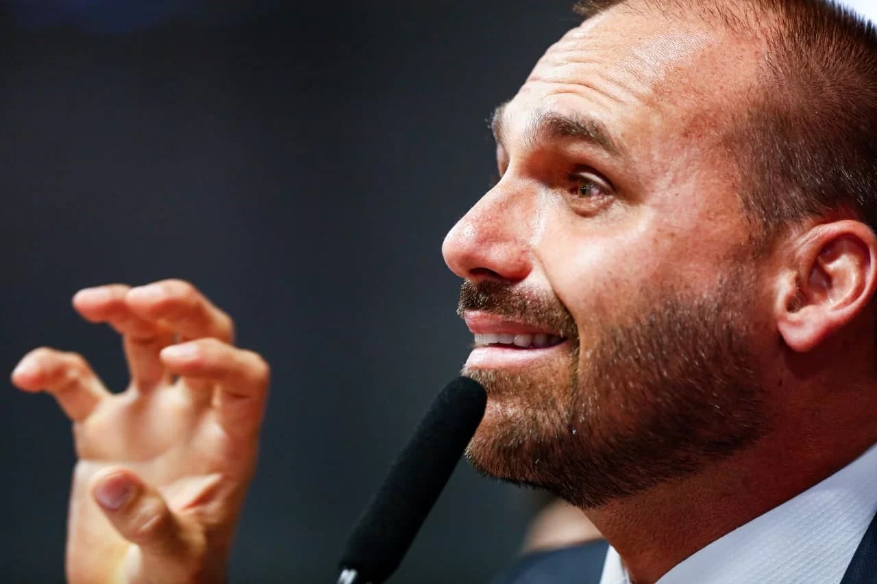 Eduardo Bolsonaro diz estar disposto a &#8220;sacrificar mandato&#8221; e que não pretende voltar ao Brasil