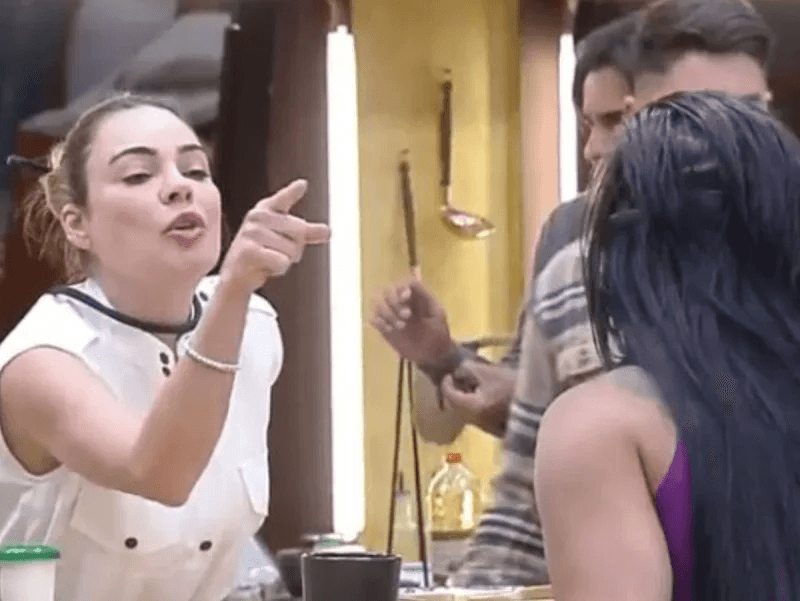 VÍDEO: Rachel Sheherazade é expulsa de &#8216;A Fazenda 15&#8217; após agressão