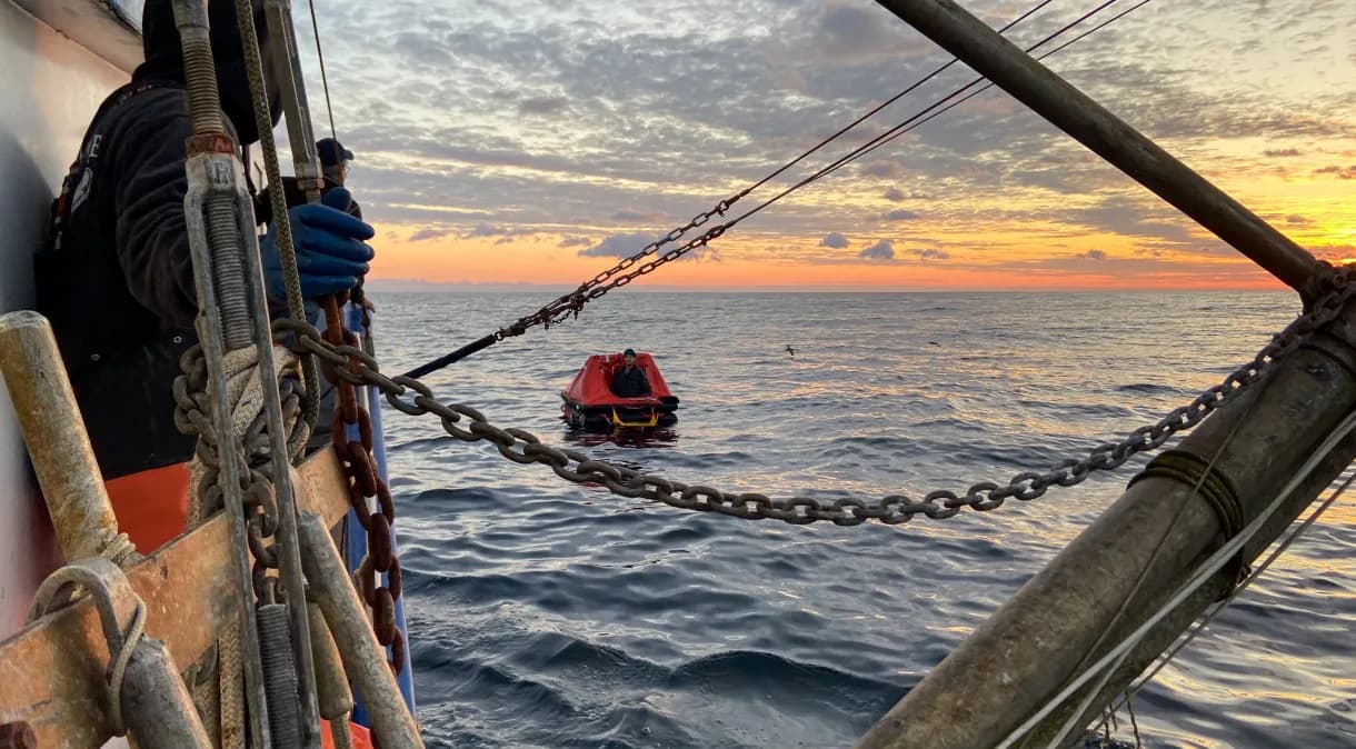 Homem desaparecido no mar há 2 semanas é encontrado vivo em bote salva-vidas