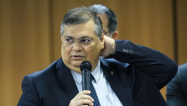 &#8220;Nunca recebi líder de facção ou esposa&#8221;, diz ministro Flávio Dino