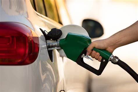 Petrobras reduz R$ 0,12 do preço da gasolina e aumenta R$ 0,25 do diesel