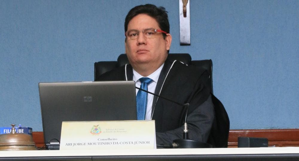 Desembargador do TJAM suspende afastamento de Ari Moutinho do TCE-AM