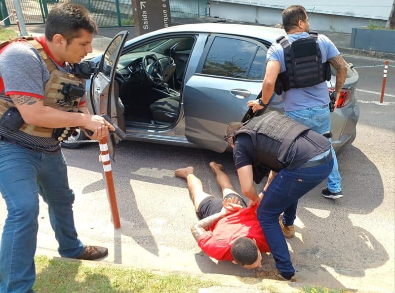 Pistoleiro de facção e comparsas são presos no Tarumã, em Manaus