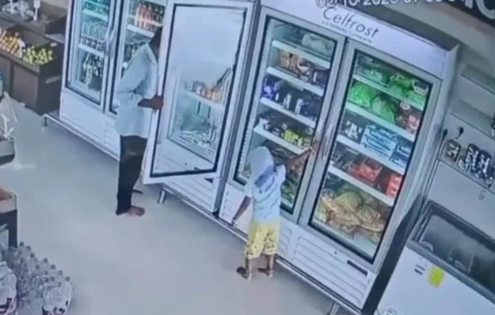 VÍDEO: Criança morre após abrir geladeira de supermercado